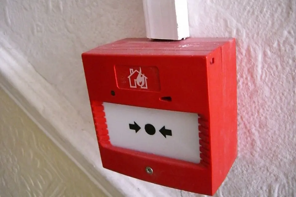 Déclencheur manuel rouge d’alarme incendie